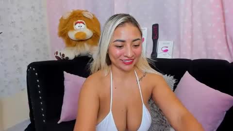 Snapshot of milf_bigass_ chatting on November 22, 12:59 pm Antonella online show from November 22, 12:59 pm