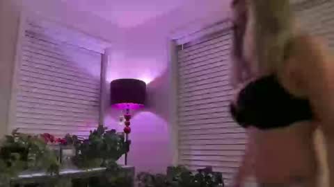 Snapshot of milf_goddess chatting on May 2, 3:55 am MIlf Goddess online show from May 2, 3:55 am