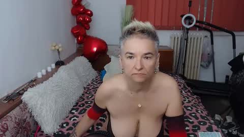 Snapshot of milfdolores chatting on September 26, 5:11 am milfdolores online show from September 26, 5:11 am