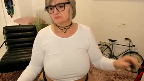 MilfElla online show from February 4, 9:17 am