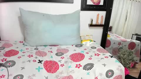 Snapshot of milfhotmature chatting on February 14, 2:33 pm laura online show from February 14, 2:33 pm