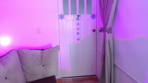 Snapshot of milfrosalie chatting on September 24, 10:51 am Rosalie online show from September 24, 10:51 am