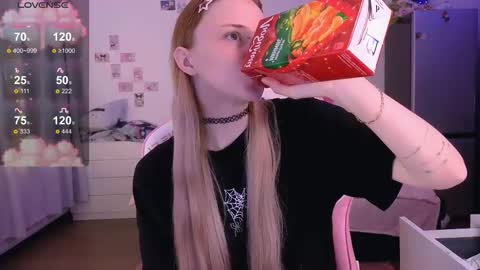 Snapshot of miliameow chatting on December 5, 6:44 am Milia online show from December 5, 6:44 am