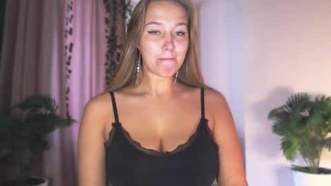 Snapshot of milk_bunny_ chatting on December 19, 7:59 am milk_bunny_ online show from December 19, 7:59 am