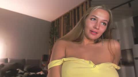 Snapshot of milk_bunny_ chatting on February 21, 8:48 am milk_bunny_ online show from February 21, 8:48 am