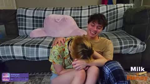 Snapshot of milkandhoneycams chatting on November 5, 2:44 am MilkandHoney online show from November 5, 2:44 am