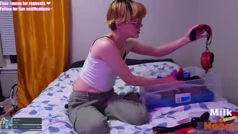 Snapshot of milkandhoneycams chatting on November 9, 2:10 am MilkandHoney online show from November 9, 2:10 am