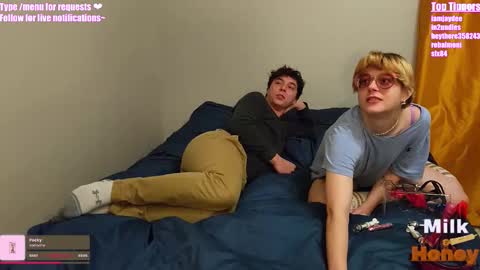 Snapshot of milkandhoneycams chatting on November 10, 4:11 am MilkandHoney online show from November 10, 4:11 am