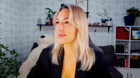 Snapshot of millaxqueen chatting on November 11, 3:56 pm MillaXQueen online show from November 11, 3:56 pm