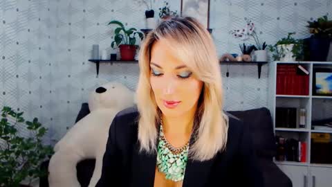 Snapshot of millaxqueen chatting on November 18, 2:43 pm MillaXQueen online show from November 18, 2:43 pm