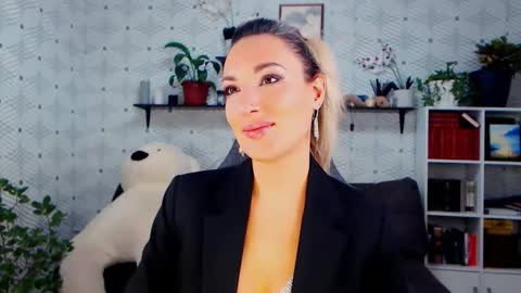 Snapshot of millaxqueen chatting on November 21, 2:05 pm MillaXQueen online show from November 21, 2:05 pm