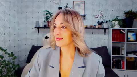 Snapshot of millaxqueen chatting on November 25, 3:23 pm MillaXQueen online show from November 25, 3:23 pm