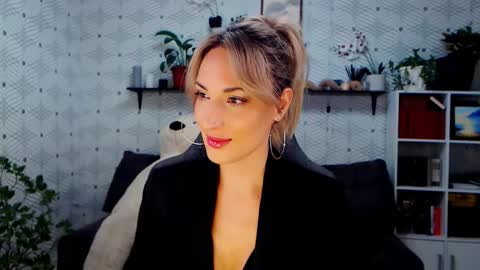 Snapshot of millaxqueen chatting on November 30, 2:43 pm MillaXQueen online show from November 30, 2:43 pm