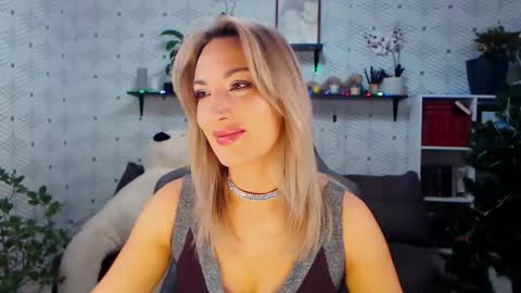 Snapshot of millaxqueen chatting on December 14, 7:25 am MillaXQueen online show from December 14, 7:25 am