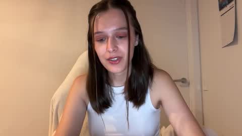 Snapshot of millypetite chatting on October 5, 9:29 am Milly online show from October 5, 9:29 am