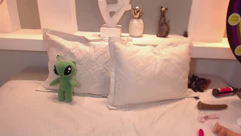 Milu Wallace  online show from September 20, 1:39 am