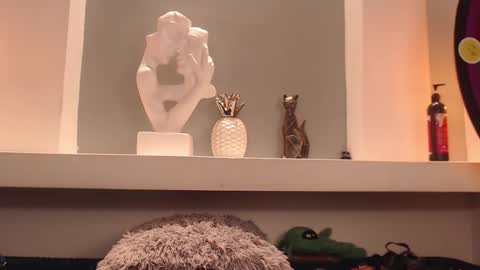 Milu Wallace  online show from November 10, 11:04 pm