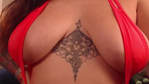 Milu Wallace  online show from November 15, 8:27 pm