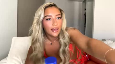 Mimi Monroe  online show from December 14, 6:01 pm