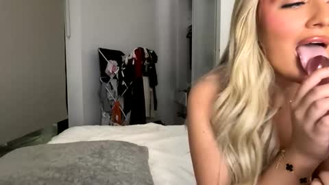 Mimi Monroe  online show from January 10, 6:09 pm