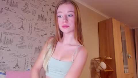 Snapshot of minidiva_ chatting on November 11, 8:31 pm Amelia online show from November 11, 8:31 pm