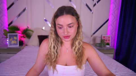 Snapshot of minifox_ chatting on September 22, 6:37 am minifox_ online show from September 22, 6:37 am