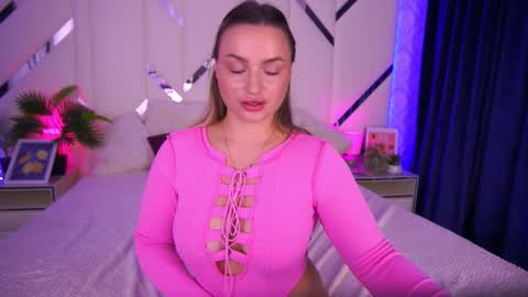 Snapshot of minifox_ chatting on October 11, 8:24 am minifox_ online show from October 11, 8:24 am