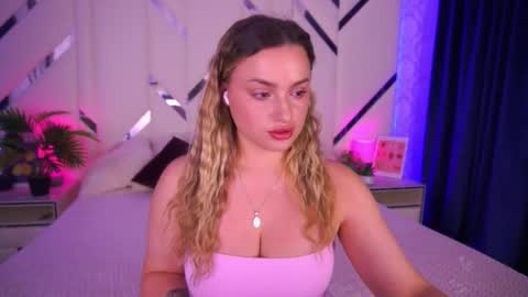 Snapshot of minifox_ chatting on November 2, 8:28 am minifox_ online show from November 2, 8:28 am