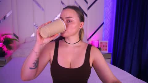 Snapshot of minifox_ chatting on November 11, 8:03 am minifox_ online show from November 11, 8:03 am