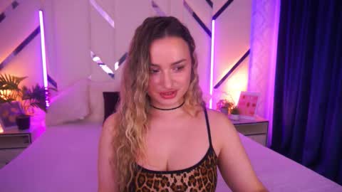 Snapshot of minifox_ chatting on November 23, 8:25 am minifox_ online show from November 23, 8:25 am