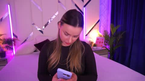 Snapshot of minifox_ chatting on November 25, 9:42 am minifox_ online show from November 25, 9:42 am