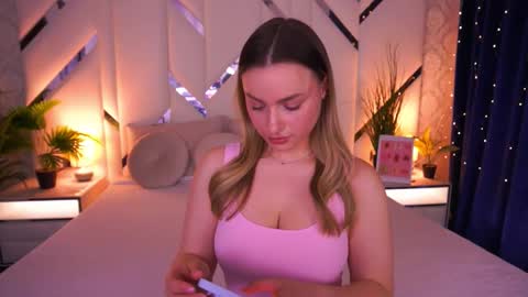 Snapshot of minifox_ chatting on February 24, 8:23 am minifox_ online show from February 24, 8:23 am