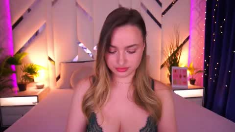 Snapshot of minifox_ chatting on March 1, 8:27 am minifox_ online show from March 1, 8:27 am