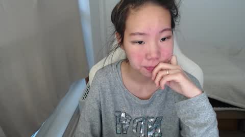 mira_g online show from November 28, 7:33 am