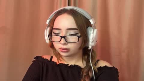 Snapshot of mira_light_ chatting on September 30, 3:17 pm mira_light_ online show from September 30, 3:17 pm