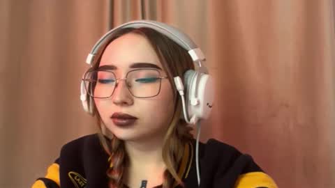 Snapshot of mira_light_ chatting on October 2, 3:08 pm mira_light_ online show from October 2, 3:08 pm