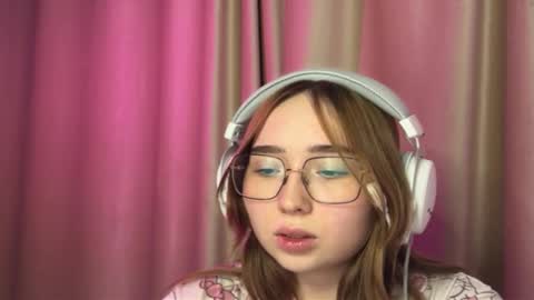 Snapshot of mira_light_ chatting on October 3, 3:20 pm mira_light_ online show from October 3, 3:20 pm