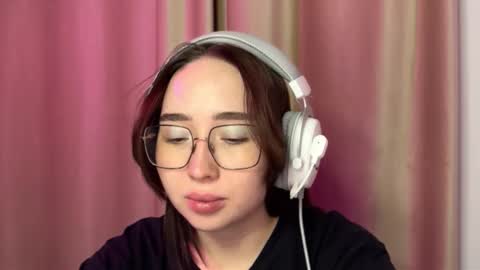 Snapshot of mira_light_ chatting on October 7, 4:04 pm mira_light_ online show from October 7, 4:04 pm