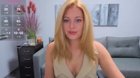 Snapshot of mira_whitme chatting on October 16, 11:44 am Mira online show from October 16, 11:44 am