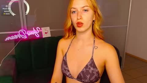 Snapshot of mirandamayers chatting on September 19, 11:44 am MirandaMayers online show from September 19, 11:44 am
