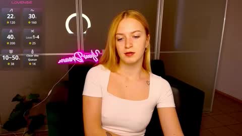 Snapshot of mirandamayers chatting on October 14, 6:03 am MirandaMayers online show from October 14, 6:03 am