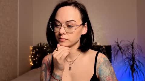 Snapshot of miraskyy chatting on December 3, 4:27 pm MiraSkyy online show from December 3, 4:27 pm