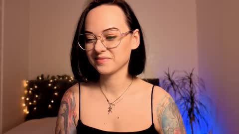 Snapshot of miraskyy chatting on December 4, 7:11 pm MiraSkyy online show from December 4, 7:11 pm