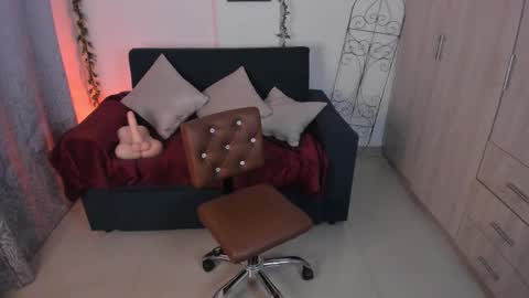 Snapshot of mishelkrave_ chatting on October 10, 12:20 am KRAVE online show from October 10, 12:20 am