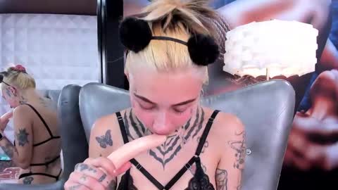 Snapshot of miss___angel chatting on February 11, 6:44 pm miss___angel online show from February 11, 6:44 pm