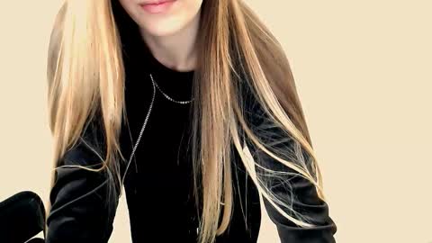 Snapshot of miss_angelina_ chatting on September 23, 6:05 am Angelina online show from September 23, 6:05 am