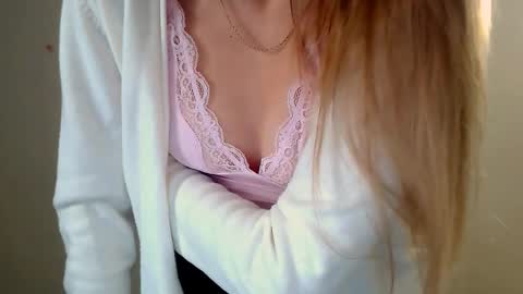 Snapshot of miss_angelina_ chatting on October 22, 5:52 am Angelina online show from October 22, 5:52 am