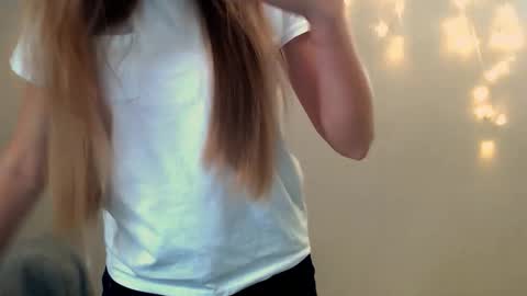 Snapshot of miss_angelina_ chatting on November 27, 7:10 am Angelina online show from November 27, 7:10 am