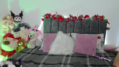 Snapshot of miss_brunette_ chatting on January 1, 12:11 am lucy 3 online show from January 1, 12:11 am