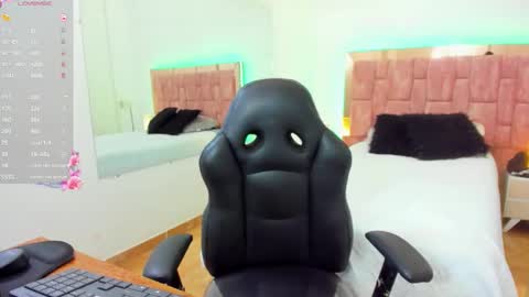 Snapshot of miss_crhys chatting on November 15, 3:19 pm Chryss online show from November 15, 3:19 pm